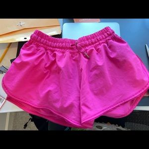 LULULEMON (2.5) shorts!! Pink color!